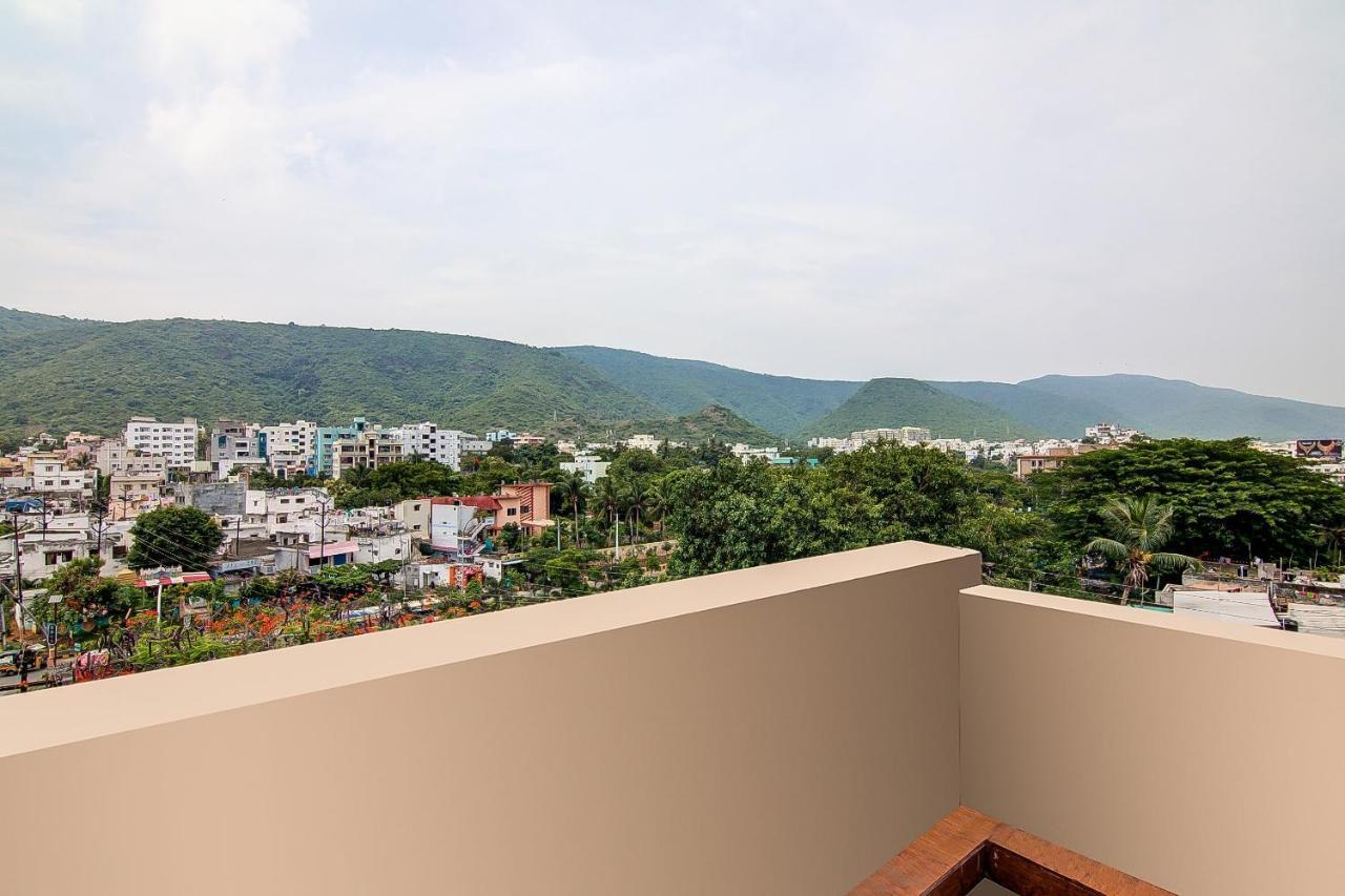 Oyo Lalitha Delight Hotel วิสาขปัตนัม ภายนอก รูปภาพ